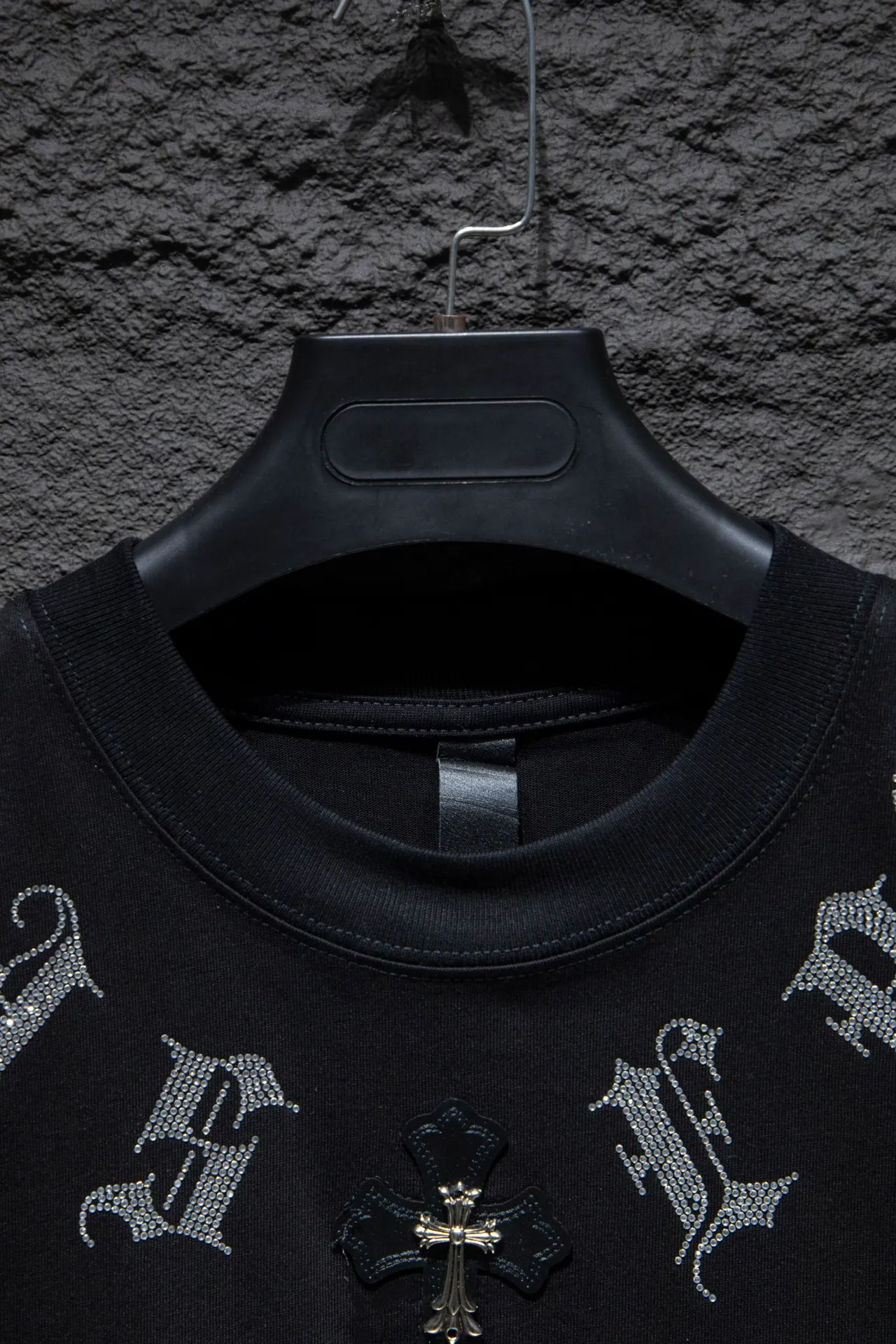 P170 Chrome hearts FW This year's popular Chrome heart style is so 🉑️. The imported leather label on the front chest is made of ZP material. 1:1 restoration makes it easy to touch. It has a large resistance and is very smooth to the touch, which is different from the market. The letters are machine embroidered with leather material after adjusting according to the original details. The thickness is moderate. The hardware is imported hardware accessories. Front #embroidery. Imported Tajima high-density heavy embroidery process. The font is three-dimensional and full. The back panel is specially imported and imported hot diamond. The hardware is added with handmade craftsmanship. The cost is extremely high. It uses 32-count double yarn and 260-gram weight fabric. It is super comfortable. It is very comfortable and soft to wear in spring and summer. You will not feel stuffy. It is very comfortable to wear and absorbs sweat, so it is more suitable to wear. It can be used as a base in spring and can be worn casually on the street. The color is eye-catching 👍 The simple version is full of fashion and very comfortable to wear. It is well-designed and refuses to be monotonous and vulgar. It does not make ordinary styles. Modern elements and design sense come to the face, giving the piece of clothing a unique fashion color~ Color: White Black Size Chart: S M L XL